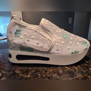 Elegant Floral Embroidered Women's Shoes.  Super Lightweight & Comfortable